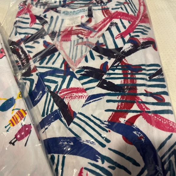 2 scrubs tops size large new - Picture 2 of 4